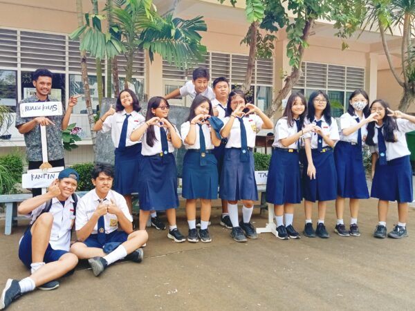 Peserta Ekstrakurikuler Specta Teater berpose bersama Pelatih setelah pementasan drama dalam rangka monitoring Sekolah Siaga Kependudukan